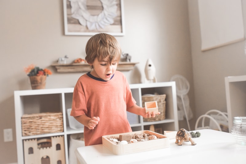 Enfant jouant avec des cubes en bois