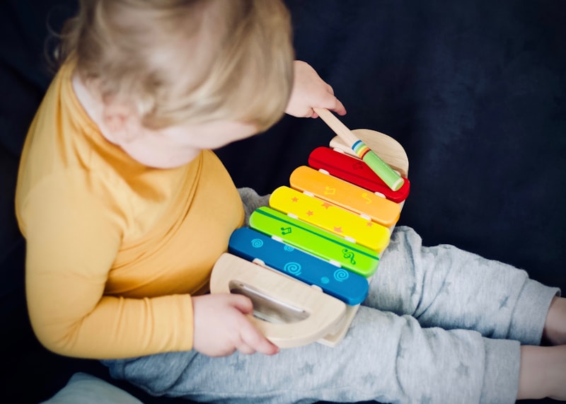 Enfant jouant du xylophone en bois