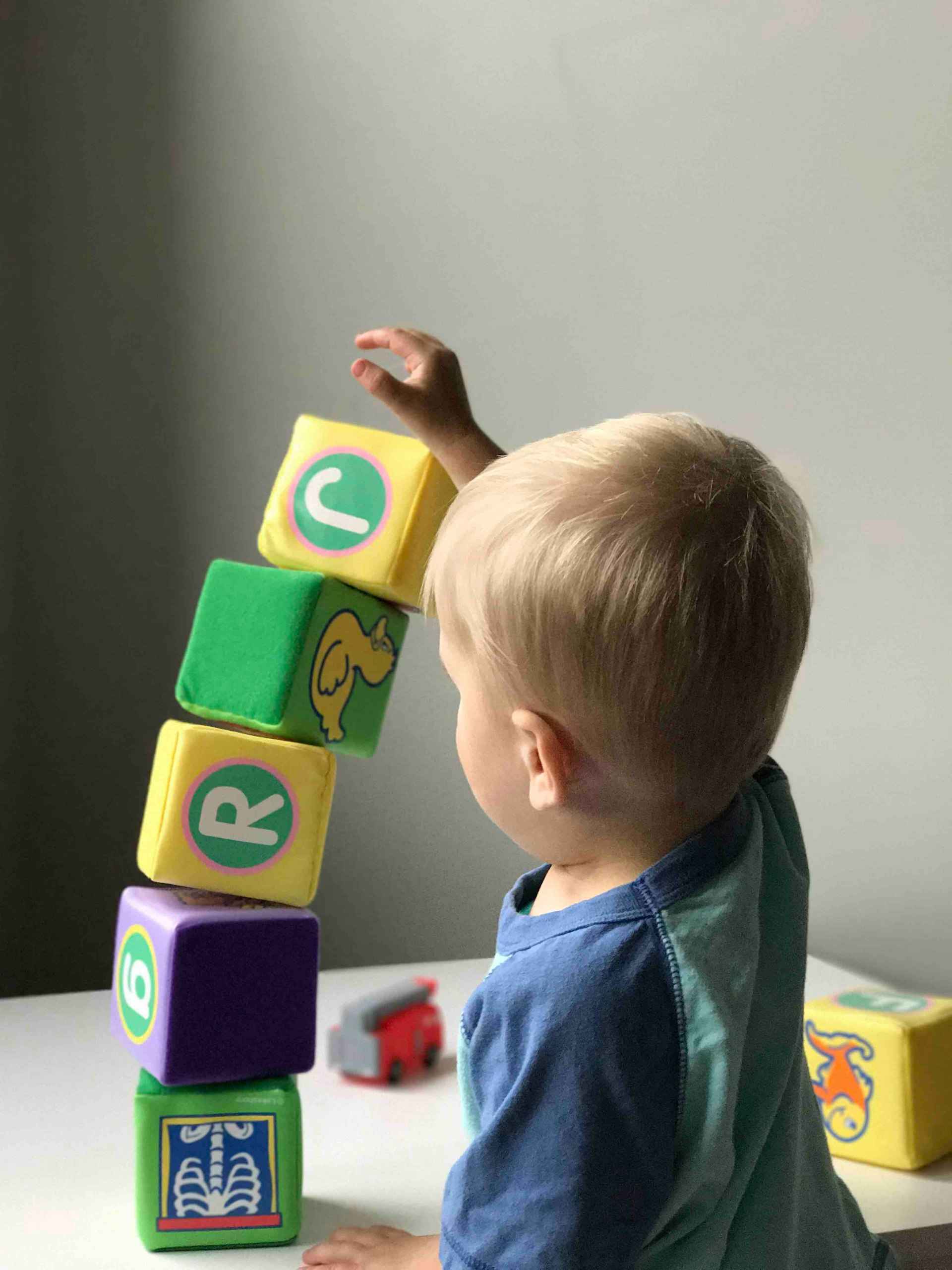 Enfant jouant avec des cubes en bois Montessori