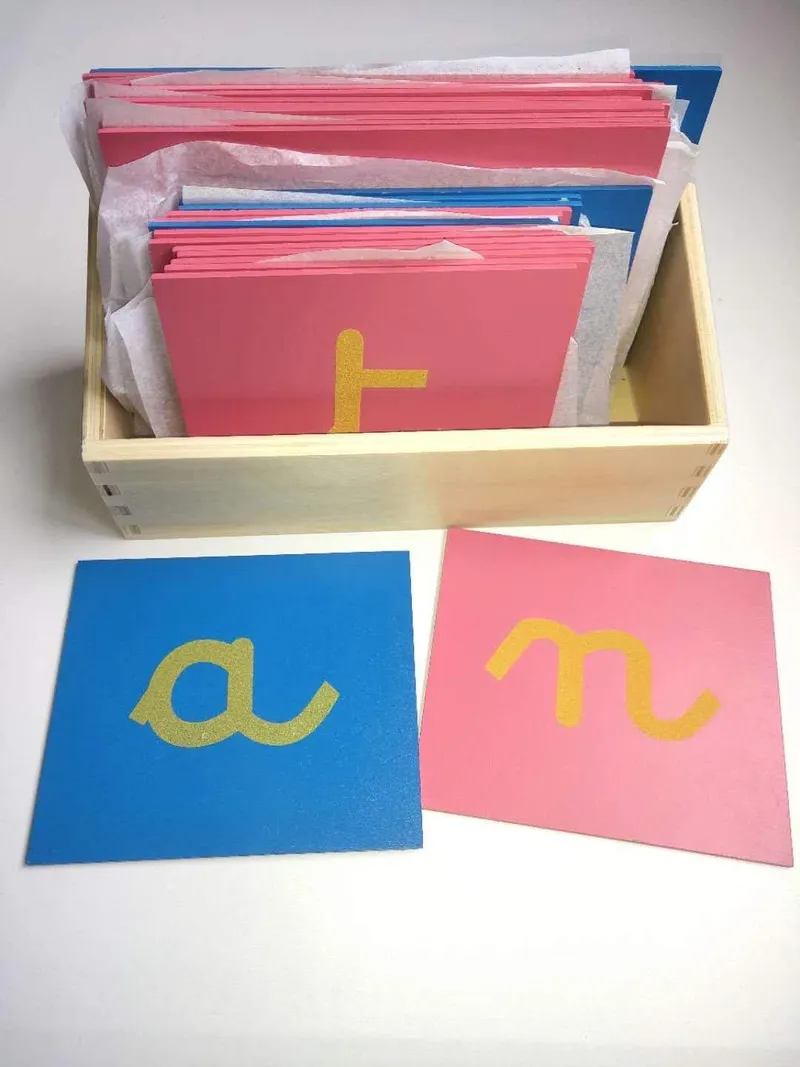 Montessori-Store Lettres Rugueuses Lettres cursives avec boîte